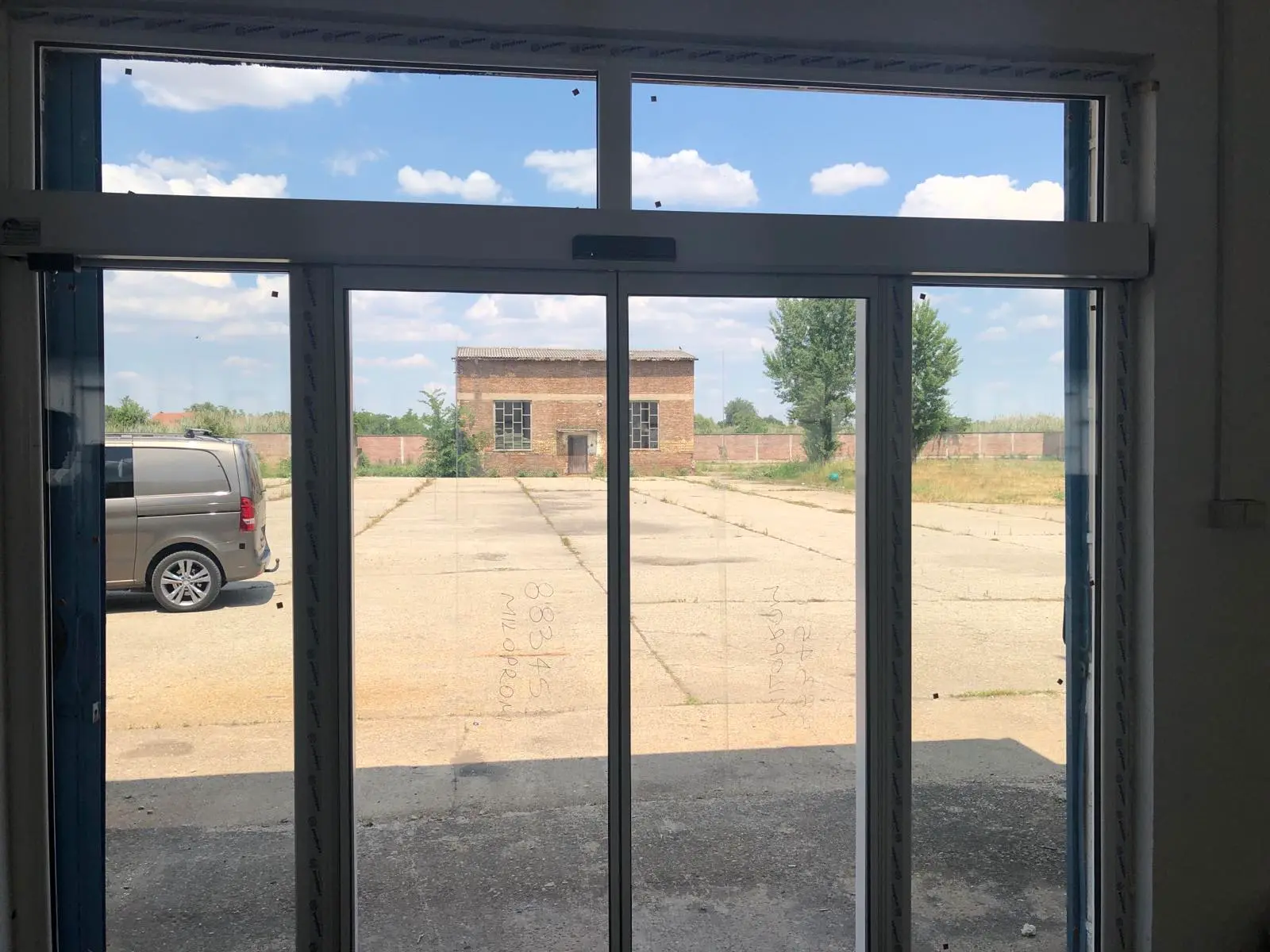 Aluminijumska klizna vrata za poslovni objekat u Kikindi